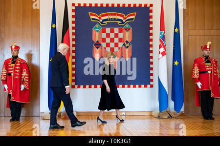 Zagreb, Kroatien. 21 Mär, 2019. Bundespräsident Dr. Frank-Walter Steinmeier und Kolinda Grabar-Kitarovic, Präsident der Republik Kroatien, treffen Sie sich an das Büro des Präsidenten. Präsident Steinmeier und seine Frau sind auf einem zweitägigen Besuch in Kroatien. Quelle: Bernd von Jutrczenka/dpa/Alamy leben Nachrichten Stockfoto