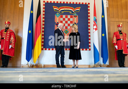 Zagreb, Kroatien. 21 Mär, 2019. Bundespräsident Dr. Frank-Walter Steinmeier (l) und Kolinda Grabar-Kitarovic, Präsident der Republik Kroatien, im Büro des Präsidenten treffen. Präsident Steinmeier und seine Frau sind auf einem zweitägigen Besuch in Kroatien. Quelle: Bernd von Jutrczenka/dpa/Alamy leben Nachrichten Stockfoto