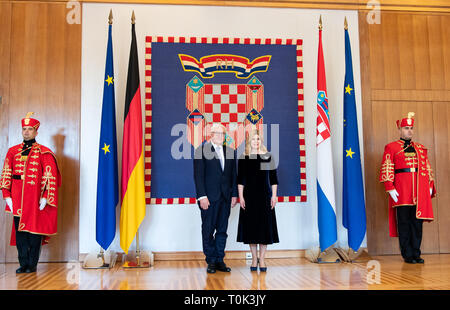 Zagreb, Kroatien. 21 Mär, 2019. Bundespräsident Dr. Frank-Walter Steinmeier (l) und Kolinda Grabar-Kitarovic, Präsident der Republik Kroatien, im Büro des Präsidenten treffen. Präsident Steinmeier und seine Frau sind auf einem zweitägigen Besuch in Kroatien. Quelle: Bernd von Jutrczenka/dpa/Alamy leben Nachrichten Stockfoto