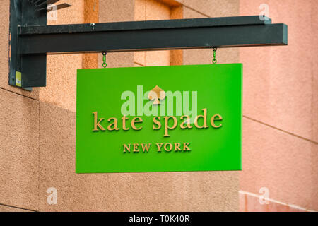 LAS VEGAS, NV, USA - Februar 2019: Schild über dem Eingang zum Kate Spade Store in den Premium Outlets in Las Vegas. Stockfoto