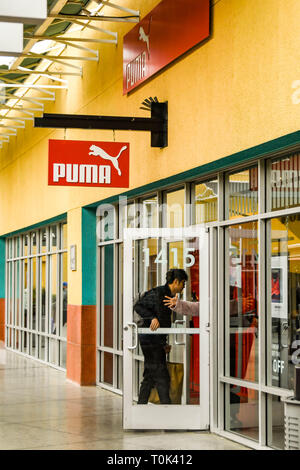 LAS VEGAS, NV, USA - Februar 2019: die Menschen gehen in die Puma Store in den Premium Outlets nördlich von Las Vegas. Stockfoto