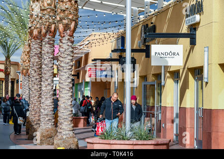 LAS VEGAS, NV, USA - Februar 2019: die Menschen einkaufen in den Premium Outlets nördlich von Las Vegas. Stockfoto