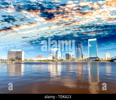 Downtown Jacksonville und St Johns River von Southbank Riverwalk. Wunderschönes Wasser Reflexionen an einem sonnigen Tag. Stockfoto