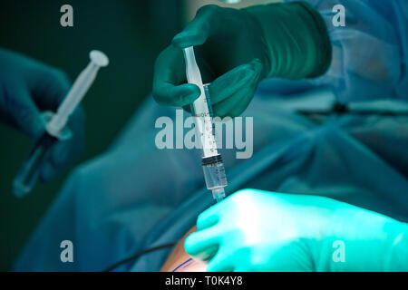 In der Nähe Bild von Doctor's Hand, während das Anästhetikum unter die Haut spritzen. Lokale Anästhesie war vor Chirurgie durchführen Stockfoto