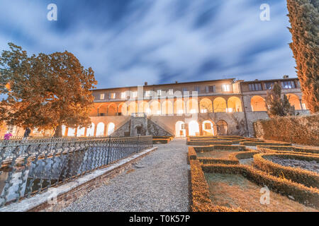 Nacht Blick auf antiken mittelalterlichen Kartause mit Gärten. Stockfoto