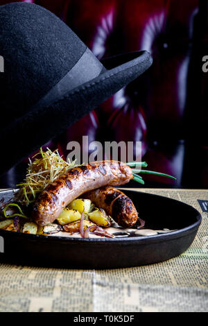 Traditionelle deutsche Würstchen mit Kartoffel serviert in der Wanne. Restaurant Dish. Ansicht von oben Stockfoto