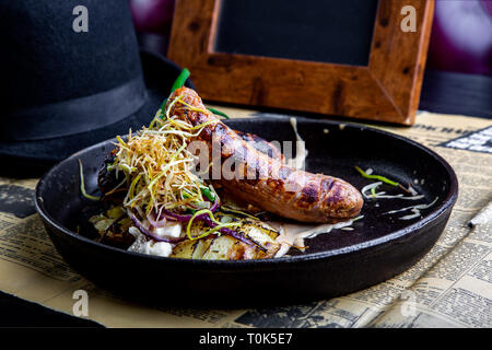 Traditionelle deutsche Würstchen mit Kartoffel serviert in der Wanne. Restaurant Dish. Ansicht von oben Stockfoto