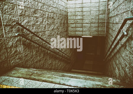 Unterirdische passage Treppen, die bis auf die Straße, U-Bahn Kreuzung Stockfoto