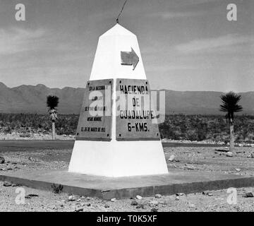 Geographie/Reisen, Mexiko, Verkehr/Transport, Wegweiser in der Nähe der Hacienda de Guadalupe, 1961, Additional-Rights - Clearance-Info - Not-Available Stockfoto