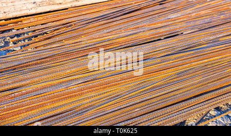 Steel bars Textur Hintergrund. Rostiges Metall Verstärkung Stangen Stapel an einer Baustelle Stockfoto