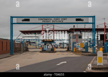 Fracht Eingang nach Portsmouth Continental Fährhafen Barrieren Stockfoto