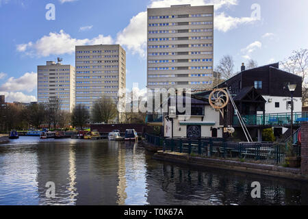 Cambrian Wharf mit der Klappe Pub/Restaurant und Wohnblocks im Zentrum von Birmingham Stockfoto