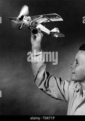 Freizeit, Hobby, Modellbau, Flugzeuge, Junge mit einem Modell von Charles Lindbergh's Flugzeug Spirit von St. Louis, USA, 23.5.1957, Additional-Rights - Clearance-Info - Not-Available Stockfoto