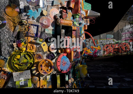 Künstler mit Kunst Installation aus recycelten Materialien von Regent's Canal in East London, England, Großbritannien Stockfoto