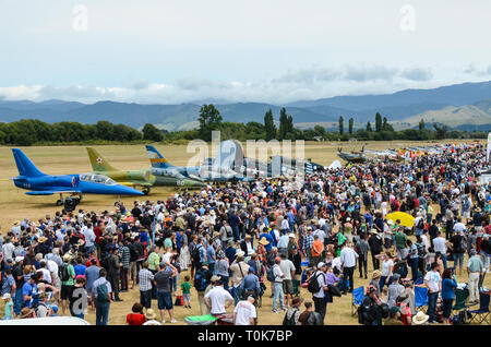 Airshow Masse an Flügel über Wairarapa air show an Haube Flugplatz, Masterton, Wairarapa, Neuseeland. Land, Hügel, Menschen und Flugzeuge Stockfoto