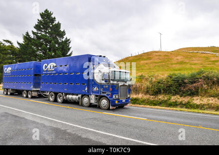 Lkw und Anhänger transport Fahrt durch der Hawke's-Bay-Region von Neuseeland. State Highway 5. SH 5. Central Transport Ltd Kenworth Stockfoto