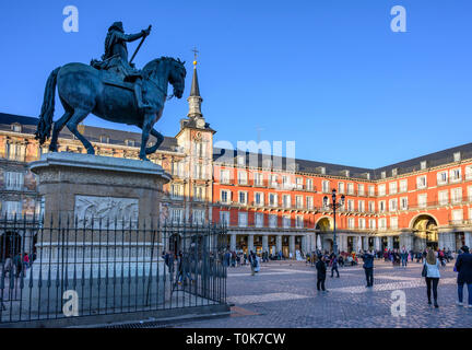 Personen, die den späten afternpoon Sonnenschein in der Plaza Mayor im Zentrum von Madrid. Spanien. Stockfoto