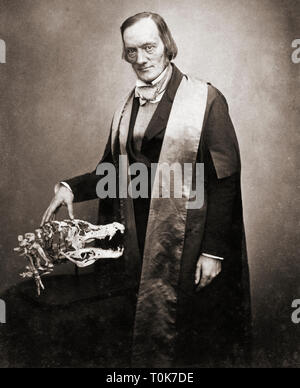 Sir Richard Owen, 1804-1892. Englische Biologe, vergleichende Anatom und Paläontologe. Hier mit dem Schädel eines Krokodils gesehen. Stockfoto