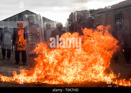 Mitglieder einer Garda Siochana während einer öffentlichen Bestellung Ausbildung Übung in Gormanston Army Camp, Co Meath, Irland. Stockfoto