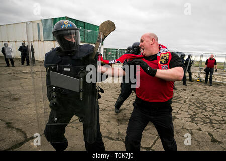 Mitglied der Garda Siochana während einer öffentlichen Bestellung Ausbildung Übung in Gormanston Army Camp, Co Meath, Irland. Stockfoto