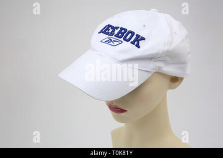 White Reebok Baseball Cap mit Logo Stockfoto