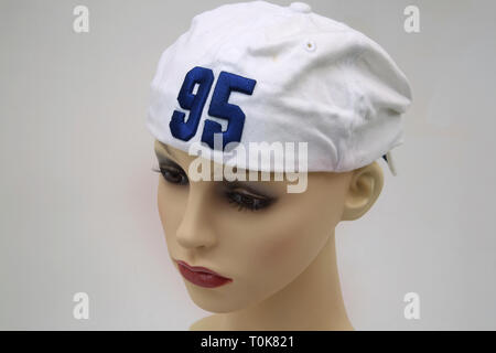 White Reebok Baseball Cap mit Nummer 95 Stockfoto