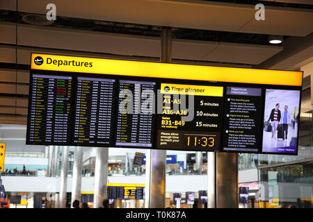 England Heathrow Airport Terminal 2 Abflug Board Stockfoto