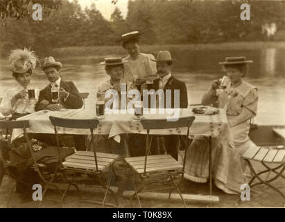 Gastronomie, Ausflug in den Biergarten, Freunde, Deutschland, um 1910, Additional-Rights - Clearance-Info - Not-Available Stockfoto