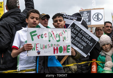 Algerische Protest in Trafalgar Place London Calling für Präsident Abdelaziz Bouteflika step-down. Stockfoto