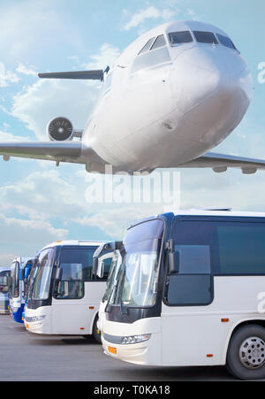 Flugzeug fliegen im Himmel über Busse in der Stadt gehen Stockfoto