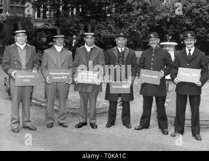 Mail/Post, Postboten, Britische Postboten in Uniformen der verschiedenen Jahrhunderten, London, 22.7.1959, Additional-Rights - Clearance-Info - Not-Available Stockfoto