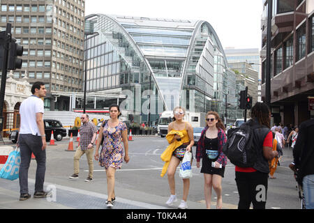 Victoria Street, Westminster London England überqueren an der Ampel von Kardinal Place Shopping Center Stockfoto