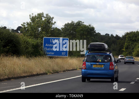 Der Verkehr auf der A303 Trunk Road Auto mit Dachträger England Stockfoto