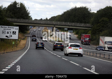 Der Verkehr auf der A303 Trunk Road Zweispurige Hampshire England Stockfoto