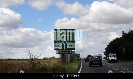 Verkehr auf 303 Zeichen für Longbarrow Kreisverkehr Wiltshire England Stockfoto