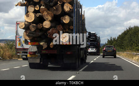 Wiltshire England LKW-Transport von Schnittholz und ein Auto Transporter auf einer zweispurigen Straße 303 Stockfoto