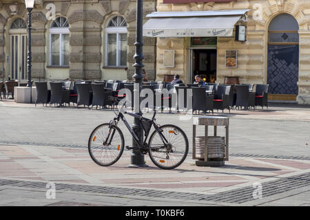 Slavonski Brod, Kroatien, März 2019 - ein Fahrrad, lehnte sich gegen die Laterne an ivane Brlić Mažuranić Square in der Innenstadt in der Fußgängerzone Stockfoto