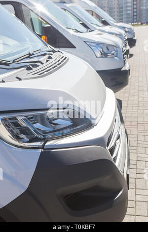 Anzahl der neuen weißen Kleinbusse und Lieferwagen, die außerhalb Stockfoto