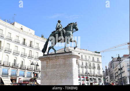 MADRID - Spanien - Feb 19, 2019: Das Denkmal von Charles III auf der Puerta del Sol in Madrid, Spanien, Stockfoto