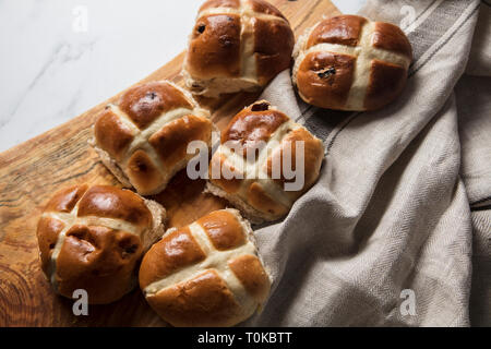 Traditionelle Hot Cross Buns mit Rosinen. Ostern Frühling behandeln Stockfoto