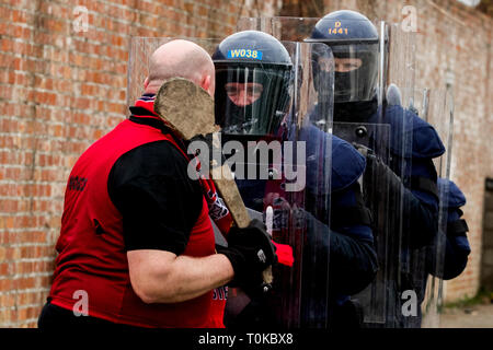 Mitglieder einer Garda Siochana während einer öffentlichen Bestellung Ausbildung Übung in Gormanston Army Camp, Co Meath, Irland. Stockfoto