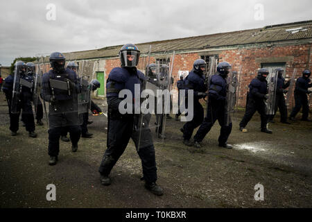 Mitglieder einer Garda Siochana während einer öffentlichen Bestellung Ausbildung Übung in Gormanston Army Camp, Co Meath, Irland. Stockfoto