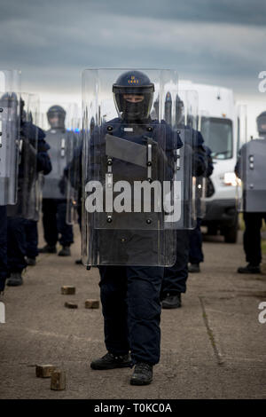 Mitglied der Garda Siochana während einer öffentlichen Bestellung Ausbildung Übung in Gormanston Army Camp, Co Meath, Irland. Stockfoto