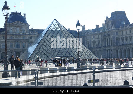 PARIS - FRANKREICH - Feb 25, 2019: Der Louvre Pyramide ist eine große Pyramide aus Glas und Metall gestaltet von chinesisch-amerikanischen Architekten I.M. Pei, umgeben von drei s Stockfoto