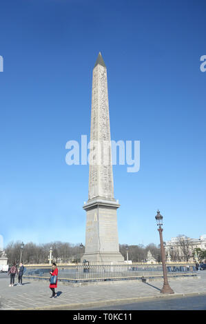 PARIS - FRANKREICH - Feb 25, 2019: Der Obelisk von Luxor ist eine 23 Meter hohe Alte Ägyptische Obelisk steht in der Mitte der Place de la Concorde in Paris, Stockfoto