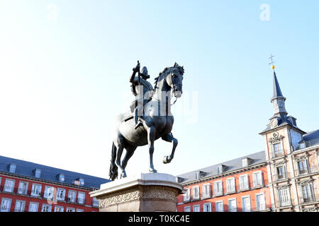 MADRID - Spanien - Feb 19, 2019: Das Felipe III Statue, Madrid steht in der Mitte der Plaza Mayor zeigt König Philipp III. von Spanien triumphierend Reiten sein Stockfoto