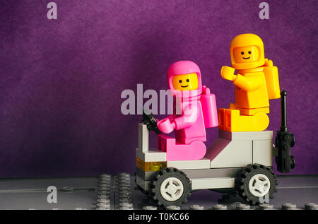 Tambow, Russische Föderation - Februar 24, 2019 zwei Astronauten Lego Minifiguren - Lenny und Kenny, auf Lunar Buggy gegen lila Hintergrund. Die LEGO-M Stockfoto