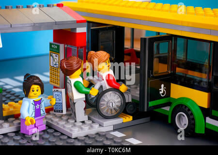 Tambow, Russland - 21 April, 2018 Lego Bus Station mit Bus und Pkw - die Frau, die Frau im Rollstuhl und Mädchen mit Smartphone. Bolzen Stockfoto