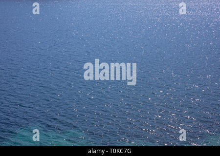 Deep Blue sea water Oberfläche. Ruhiges Meer Hintergrund Textur, hohe Betrachtungswinkel Stockfoto