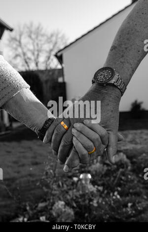 Altes Ehepaar hält Hände Stockfoto